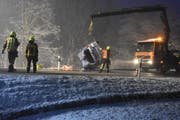 In Niederwil verletzte sich eine Frau, als sie mit ihrem Auto in einen Bach stürzte. (Bild: Kapo)