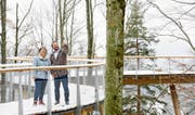 Alt Nationalrätin Lucrezia Meier-Schatz und Coop-Regionalrat Michael Fuhrer sind sich einig: Der 500 Meter lange Baumwipfelpfad und die Erlebnisstationen bereichern die Region Neckertal enorm. (Bilder: PD)