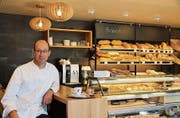Joe Mock in seiner Bäckerei, die neu auch ein Café ist. (Bild: Lisa Inauen)