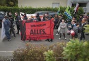Ausgestattet mit Bannern und Fahnen, begleitet von Rap- und Punk-Musik, zogen die Demonstranten durch Mörschwil. (Bild: Benjamin Manser)