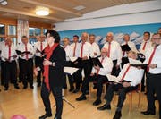 Unter der Leitung von Margret Herzog begrüsste der Männerchor Wattwil das neue Jahr singend. (Bild: PD)