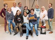 Die Theatercrew mit ihrem neuen Regisseur: von links Philipp Luchsinger, Anita Durot, Bruno Zahnd, Nicole Köppel, Daniel Jossi, Andreas Neusser (Regisseur), Nadja Mauro, Regula Köppel (Souffleuse), Silvia Graf, Susi Miara, Jan Miara. Es fehlt Susan Gerhäuser. (Bild: Katrin Köppel)