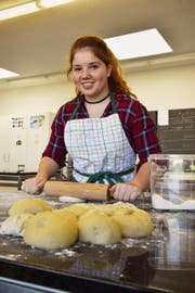 Die Schülerin Sandra W. möchte ihr Hobby, das Backen, zum Beruf machen. (Bild: Anina Rütsche)