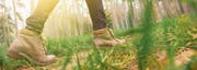 Lange Hosen und geschlossene Schuhe schützen vor Zecken. (Bild: Getty)