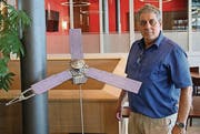 Men J. Schmidt und ein Modell der Sonde Juno im Massstab 1:24. (Bild: Fejsal Sulejmani)