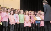 Der Chupa-Chups-Chor sang zum Auftakt. (Bild: Bea Näf)