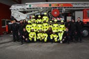 Die 15 Mitglieder der Jugendfeuerwehr präsentieren sich nach der Einkleidung mit berechtigtem Stolz vor dem Hubretter der Feuerwehr Kirchberg-Lütisburg. (Bild: Beat Lanzendorfer)
