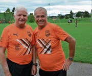 Unermüdliche Schiedsrichter: Heinz Müller (links) und Gojko Lazendic. (Bild: Beat Lanzendorfer)