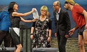 Die Erbschaft fliesst anders als erwartet; Luisa (Nelly Mannhart) präsentiert Isabelle Sommer (Brigitte Knecht), Tom Wagner (Jörg Nüesch) und Randy Hubacher (Enzo Crescenza) das Dokument. (Bild: Fritz Heinze)