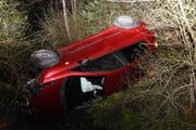 Die Fahrerin der Autos ist leicht verletzt worden. (Bild: Kapo SG)