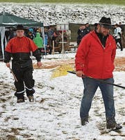 Arbeit mit Schneerechen: Pascal Scherrer und Hans Trummer (von links).