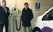 Michael Gees (links), Leiter des Säntisparks, mit Jan Müller, Projektleiter Elektroinstallation der SAK, an einer Ladestation. (Bild: PD)