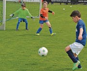 Das erste Rheintaler Derby-Tor des Jahres: Die Widnauer G-Junioren treffen im Spiel gegen den Nachbarn Diepoldsau-Schmitter. (Bild: ys)