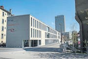 Das Schulgebäude KV Ost erhebt sich anstelle der alten Lagerhäuser. (Bild: Ralph Ribi (Ralph Ribi))