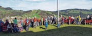 Bei der Iburg oberhalb von Wattwil rastet die Wanderschar und geniesst die Aussicht übers Tal. (Bild: PD)