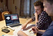 Severin (vorne) und Joachim Schönenberger arbeiteten oft lange im stillen Kämmerchen an ihrem Animationsfilm. (Bild: Timon Kobelt)