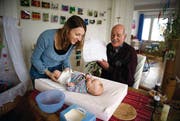 Montag ist Windelservice-Tag: Der 68jährige Hans Schürmann besucht seine Kundinnen persönlich, wie hier Bettina Schneider mit Tochter. (Bild: Michel Canonica)