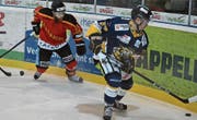 Renato Engler (rechts) betätigte sich als Rächer für seinen schwer gefoulten Teamkollegen Manuel Holenstein. (Bild: Yves Solenthaler)