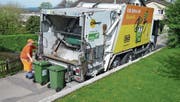 Zwei Container mit Bioabfall werden in einen Kehrichtwagen entleert. (Bild: PD)