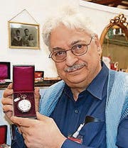 Händler Gerardo Salerno mit seiner silbrigen Taschenuhr. (Bilder: Christina Weder)