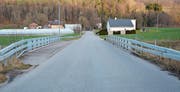 Die Mühlaustrasse in Bazenheid wird für Fussgänger sicherer. Entlang des nördlichen Strassenrandes entsteht ein Trottoir. (Bild: Beat Lanzendorfer)