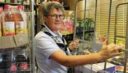 Soeben ist eine Lieferung eingetroffen, was die Arbeit im viel zu kleinen Lager für Vreni Truniger und ihr Team zusätzlich erschwert. (Bild: Martina Signer)