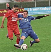Die Szene, die zur frühen roten Karte führte: Der Ex-Montlinger Valentin Aggeler stoppt Lokman Topduman als hinterster Mann regelwidrig. (Bild: Dominik Sieber)