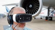 Ein Flugkapitän in Le Bourget während einer 3D-Präsentation einer Boeing-Maschine. (Bild: Francois Mori/AP)