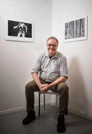 Karsten Risseeuw mit zwei seiner Bilder, die bis 22. April im Schloss ausgestellt sind. (Bild: Benjamin Manser)