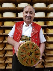 Elmar Stadelmann in Tracht mit seinem preisgekrönten Käse. (Bild: PD)