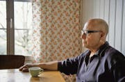 Nachdenken und Kaffee trinken: Filmemacher und Autor Peter Liechti im Atelierhaus Birli in Wald. (Bild: Benjamin Manser)