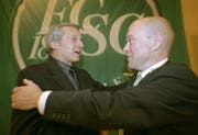 Ein Bild der Vergangenheit: Der damalige Verwaltungsratspräsident der FC St.Gallen AG Michael Hüppi (rechts) gratuliert im Oktober 2009 Martin Schönenberger zu dessen Wahl in den Verwaltungsrat. Nun üben beide keine Funktion im Umfeld des FCSG mehr aus. (Bild: Reto Martin)