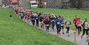 Während die Schnellsten dem ersten Kilometer zueilen, verlassen die Letzten erst die Startlinie. (Bild: PD)