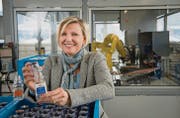 Andrea Berlinger Schwyter zeigt die manipulationssicheren Flaschen für Dopingkontrollen. Im Hintergrund arbeitet ein Spezialroboter. (Bilder: Ralph Ribi)
