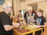 Eine grosse Zahl von Mitgliedern der drei kirchlichen Gemeinschaften arbeiteten im Hintergrund und im Service mit. (Bild: Josef Bischof)