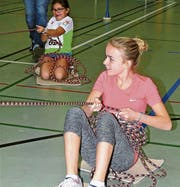 Beim Posten «Kraftzug» wurde zugleich der Turnhallenboden gewischt. (Bild: Ulrike Huber)