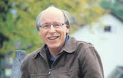 Der Wattwiler Bernhard Schmid setzt sich für Asylsuchende und Armutsbetroffene ein. Er wurde mit einer «Brodworscht» ausgezeichnet. (Bild: Adi Lippuner)