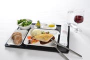 Ein Alpstein-Poulet auf einer Ribelmais-Trüffel-Polenta. (Bild: Swiss)