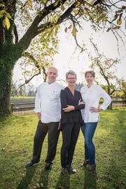 Sehen sich nicht als Konkurrenz: Starkoch Werner Nöckl mit Gästebetreuerin Barbara Nöckl von der Wirtschaft Ruggisberg und Starköchin Bernadette Lisibach (rechts) von der «Neuen Blumenau». (Bild: Urs Bucher)