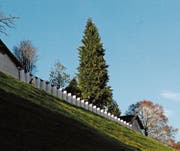 Die Beflaggung der Mauer des «Klösterlis» ob Wattwil anlässlich von «Arthur#10» im Winter 2016 war die letzte Kunstaktion von Kunsthallen Toggenburg. (Bilder: Michael Hug)