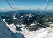 Auf dem Säntis sorgt nicht nur der Wind für Probleme, sondern besonders die vereisten Seile und Anlagen. (Bild: Ennio Leanza (2. November 2006))
