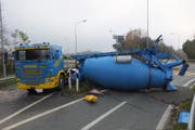 Der mit rund 16 Tonnen Beton gefüllte Betonmischer überschlug sich und kam auf der Oberseite zum Stillstand. (Bild: Kapo SG)