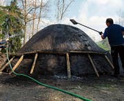Im Kurs Nummer 18 wird ein Kohlenmeiler erstellt und abgefeuert. (Bild: PD/Archivbild von 2011, Oberhelfenschwil)