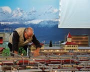 Emil Tobler bringt Züge, die an einer Weiche von ihrer programmierten Strecke abgekommen sind, wieder in Fahrt. (Bild: Angela Hess)
