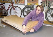Ramona Weder bei der täglichen Arbeit – sie bezieht einen Autositz neu. (Bild: Benjamin Schmid)