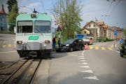 Trotz Andreaskreuz, Wechselblinkanlage, akustischer Warnvorrichtung sowie Warnsignal seitens der Bahn kam es zur Kollision zwischen dem Zug und dem Auto. (Bild: Stapo SG)