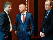 Suchen nach Erklärungen: Raiffeisen-Chef Patrik Gisel, flankiert vom gewesenen Verwaltungsratpräsidenten Johannes Rüegg-Stürm (rechts) und dessen Interimsersatz Pascal Gantenbein. (Bild: Walter Bieri/Keystone (Zürich, 9. März 2018))