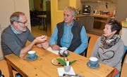Diakon Urs Noser (Projektleiter «eggPunkt», von links), Valentin Filipin (Teamleiter Kaffee-Treff für Asylsuchende in Altstätten) und Magie Naef (Kaffee-Treff) intensivieren die Zusammenarbeit. (Bild: vdl)