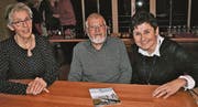 Maria Trochsler (l.) und Bea Gruber wurden vom Präsidenten Emil Zeller für ihre Vorstandstätigkeit geehrt. (Bild: rz)