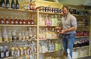 Landwirt Christoph Koch hat sich auf Backwaren, Konfitüre und Schnaps spezialisiert. (Bild: Christina Dietze)